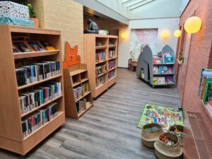 Foto van het gemeenschapshuis in Riethoven met boekenkasten en boeken voor kinderen.