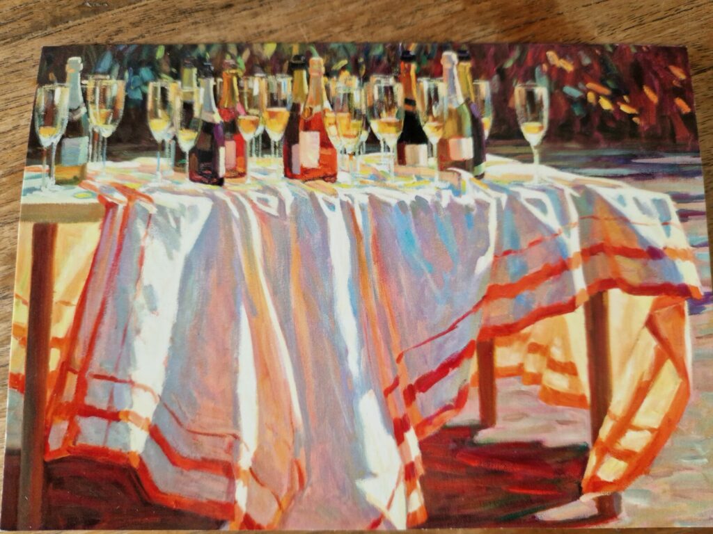 Schilderij met een tafel waarop wijnflessen en glazen staan.